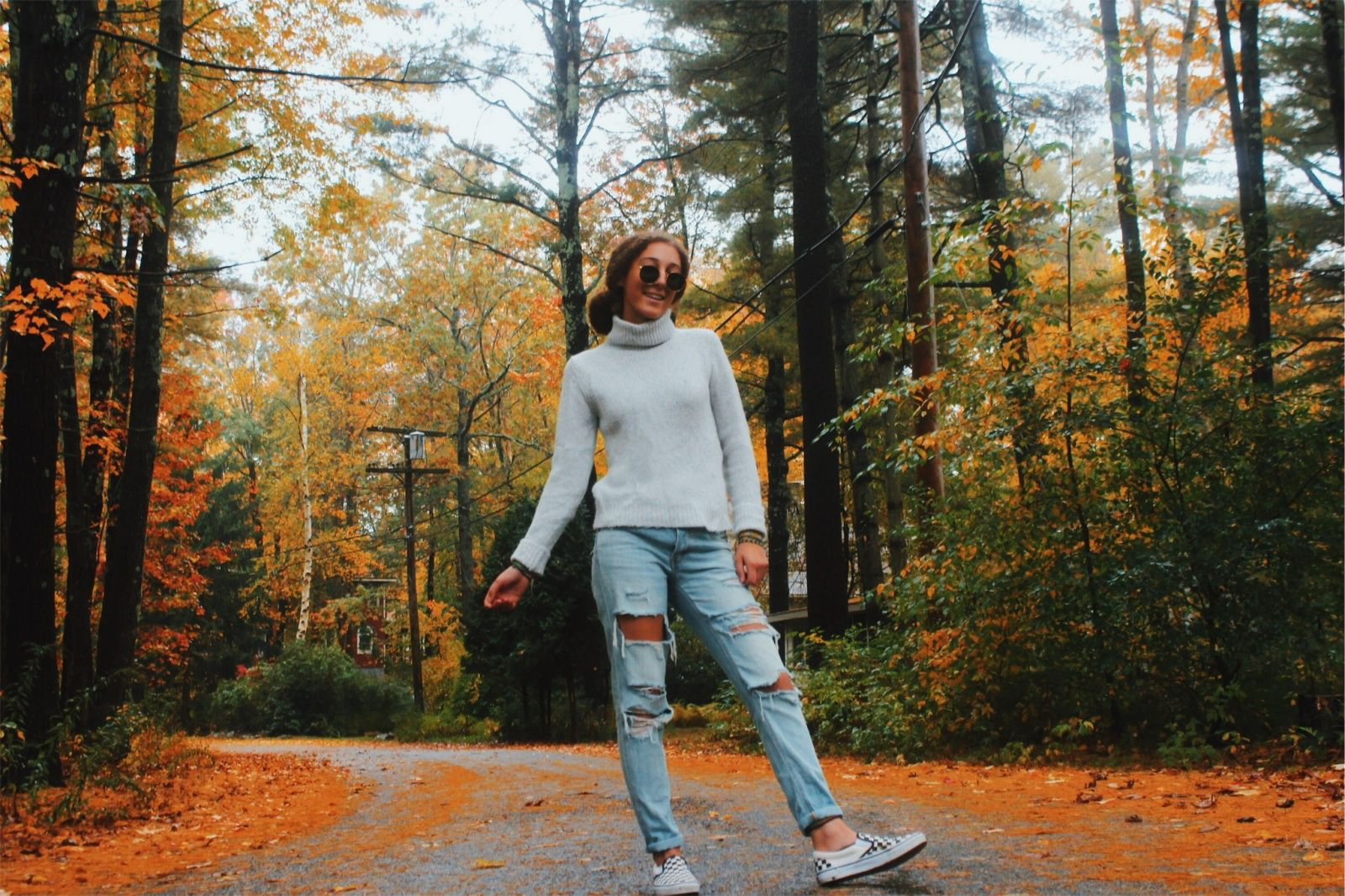 Chica posando en la carretera